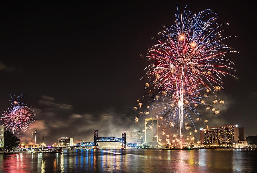Jacksonville Fireworks 070417-33 : Panoramas and Cityscapes : Will Dickey Florida Fine Art Nature and Wildlife Photography - Images of Florida's First Coast - Nature and Landscape Photographs of Jacksonville, St. Augustine, Florida nature preserves